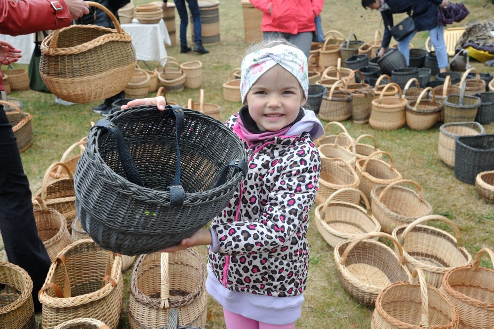 Latvijas Etnogrāfiskajā brīvdabas muzejā tradicionālais gadatirgus. Grozi.
