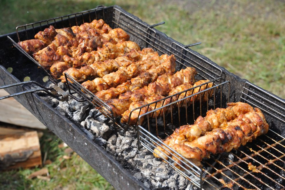 Latvijas Etnogrāfiskajā brīvdabas muzejā tradicionālais gadatirgus. Šašliks. 