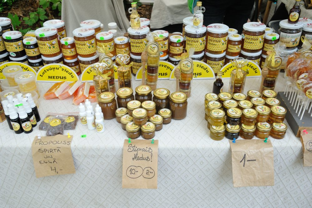 Latvijas Etnogrāfiskajā brīvdabas muzejā tradicionālais gadatirgus. Medus. 