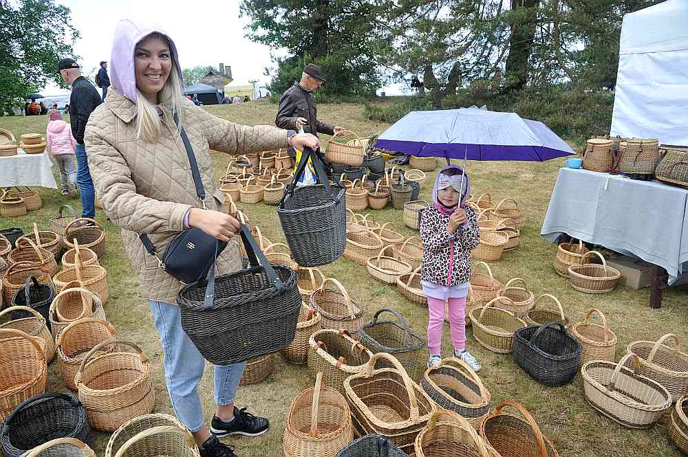 Spītējot brīžam skarbajiem laikapstākļiem, ļaudis pulcējās tradicionālajā lielajā gadatirgū Latvijas Etnogrāfiskajā brīvdabas muzejā. "Šos amata meistara Lejnieka pītos melnos grozus noskatīju jau pērn, bet toreiz nepaguvu nopirkt – bija beigušies. Šogad atbraucām jau no agra rīta un – rokā ir," priecājas gadatirgus apmeklētāja Inga un viņas meitiņa Paula.