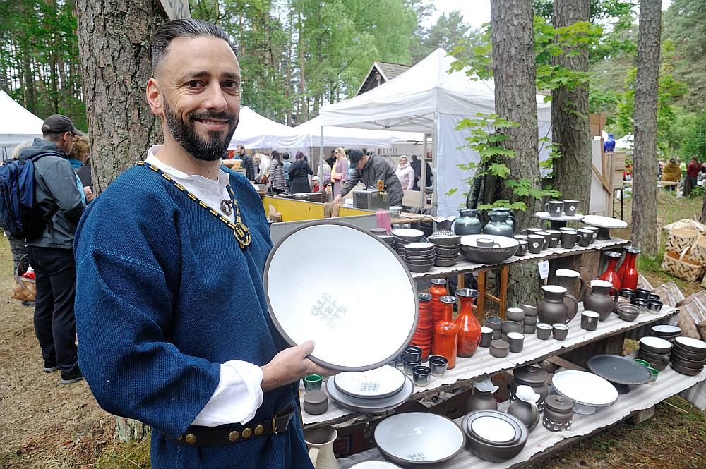 Raunā mālu gatavo ne tikai savām, bet arī citu Latvijas keramiķu vajadzībām, tas ir pieprasīts arī Vidzemes, Kurzemes un Rīgas mākslas skolās. "Gadatirgū piedalāmies jau 20 gadus," teic Rolands Cinis – viens no ģimenes uzņēmuma "Raunas ceplis" saimniekiem.