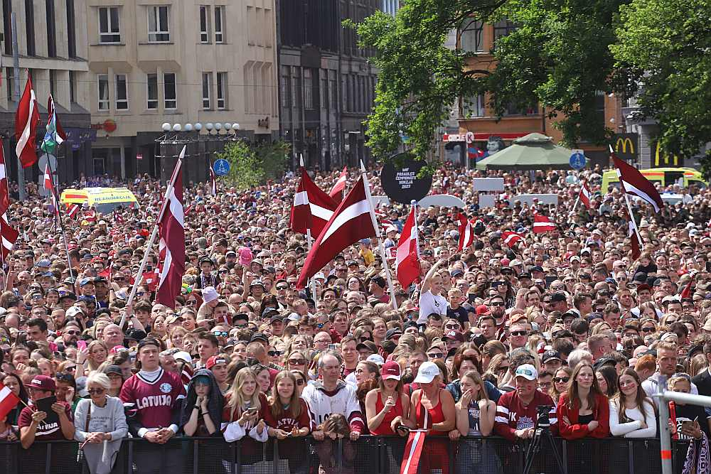 Hokeja fani pie Brīvības pieminekļa.