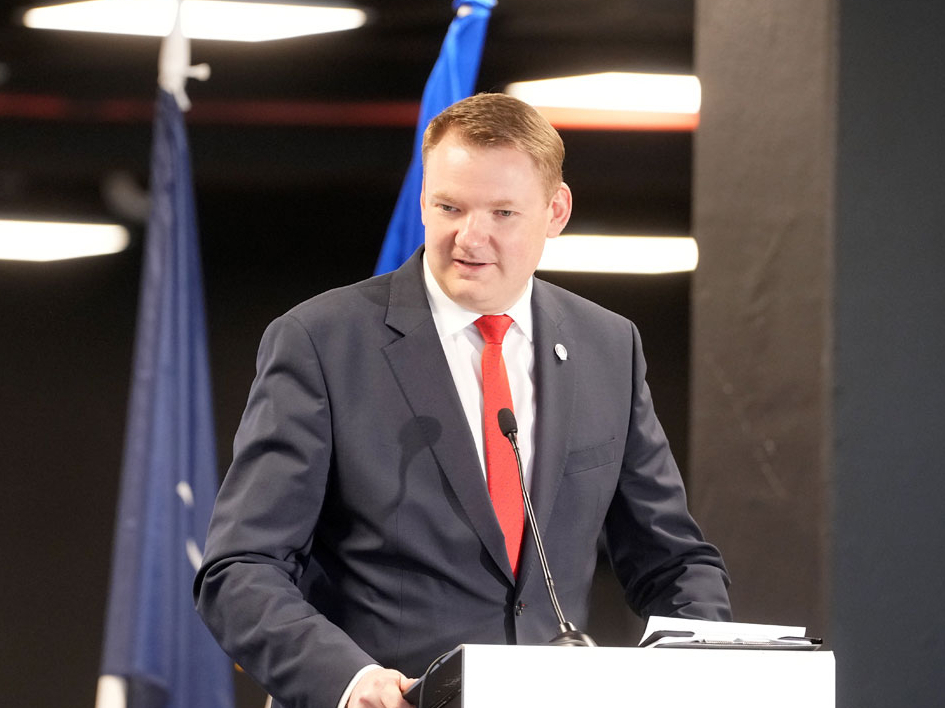 "Tā tikai bija nedēļa!" ar šādiem vārdiem Edvards Smiltēns atklāja Latvijas Reģionu apvienības kongresu, kurā viņu pārliecinoši pārvēlēja par partijas līderi.