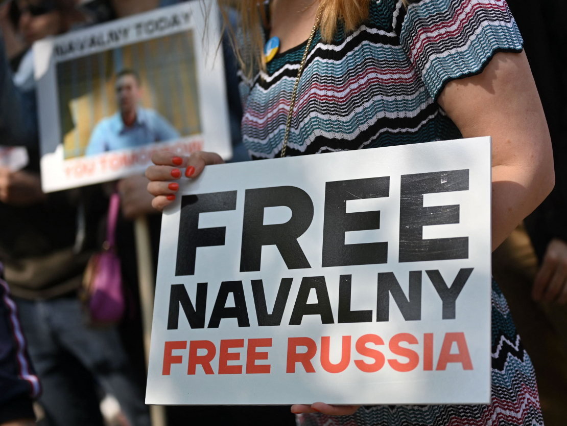 Protestētāji Londonā pie Krievijas vēstniecības ar plakātu Navaļnija atbalstam "Free Navalny. Gree Russia".