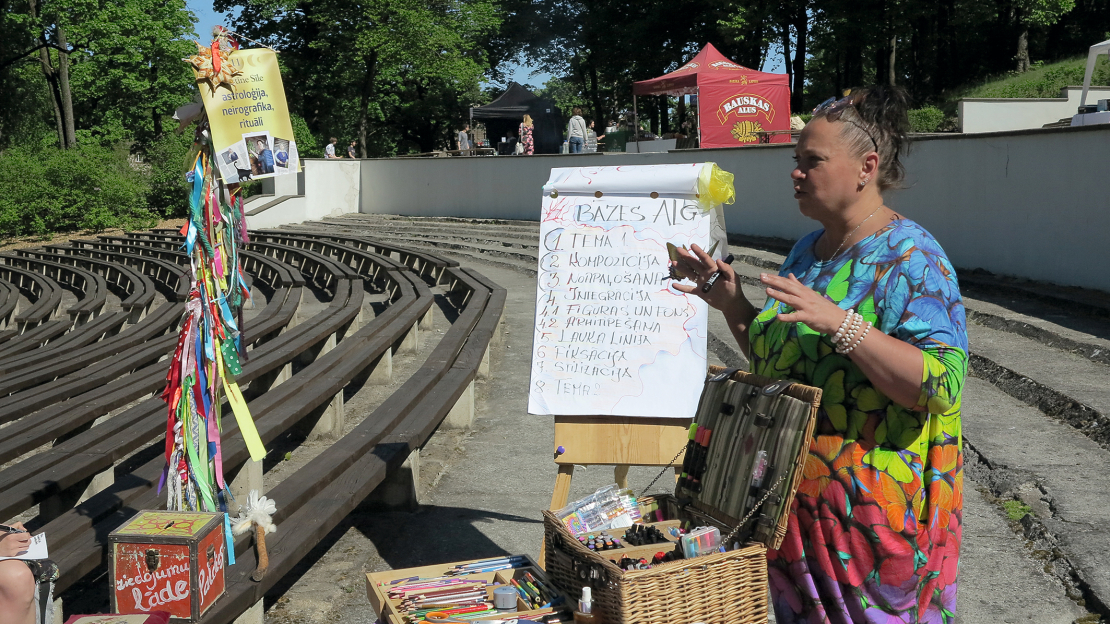 Neirografikas meistarklasi vada Kristīne Sīle.