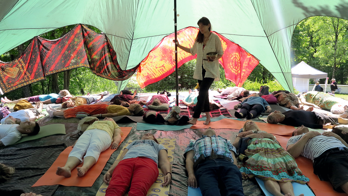 Rīgas augstākajā punktā meditāciju gaismai un mieram vada Elīna Vas.