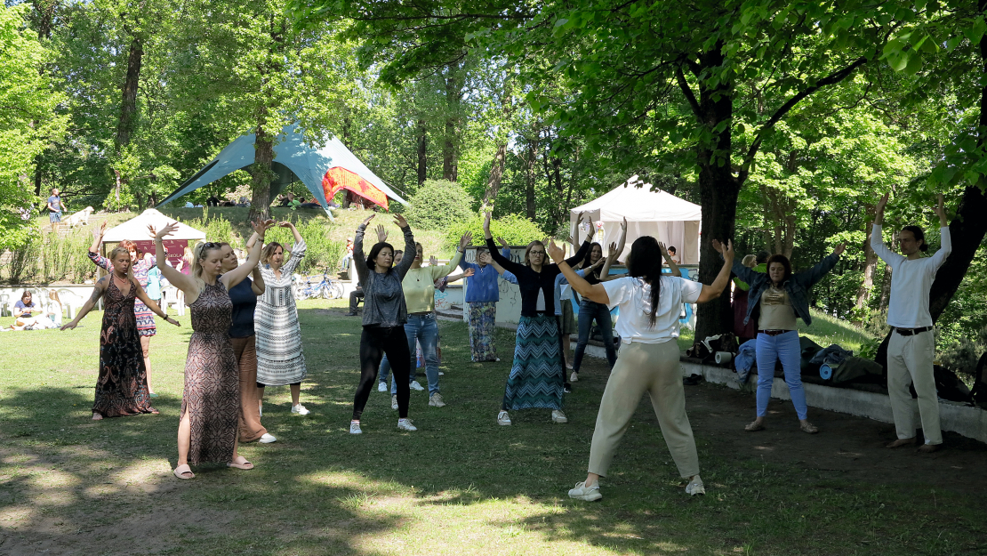 Zita Siliņa vada ciguna nodarbību Aktīvajā zonā kalna virsotnē.