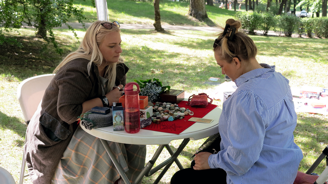 Mūsu Taro prognožu autore Gunta Dauģe festivālā piedāvāja individuālas konsultācijas ar kristālu un kāršu līdzdalību.