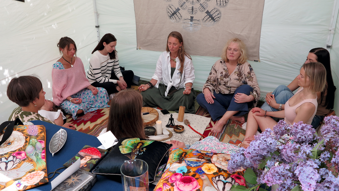 Satikšanās ar savu nākotnes Es Ilzes Zviedrītes teltī.