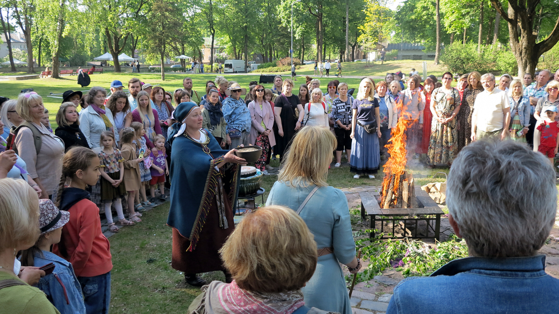 Noslēguma ugunsrituāls Ingas Geduševas vadībā pulcēja lielus un mazus, raisot spilgtas emocijas.