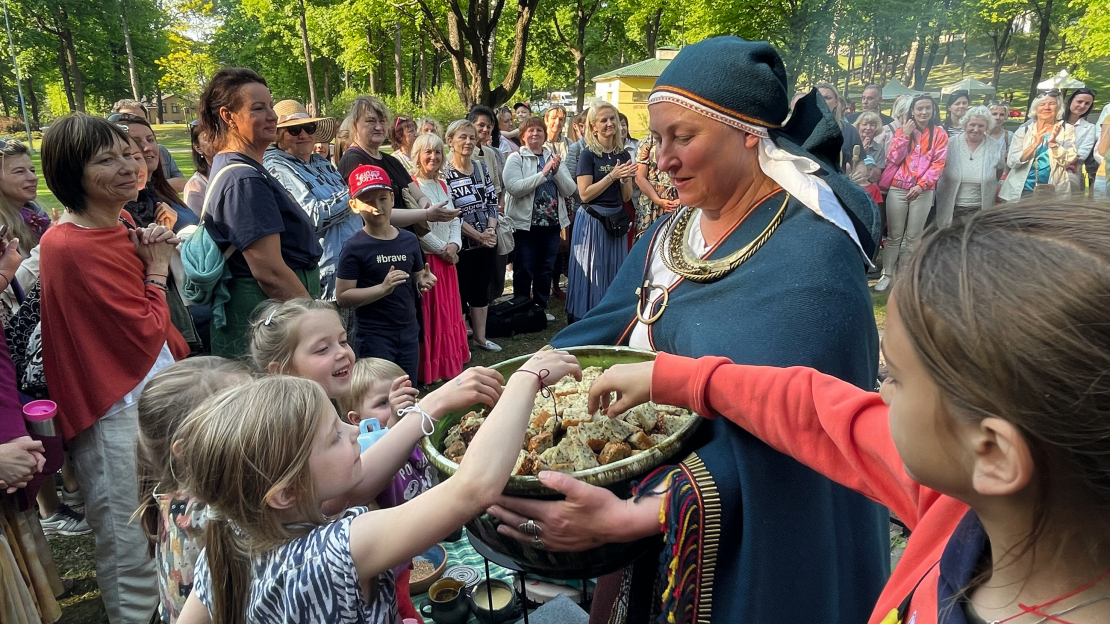 Noslēguma ugunsrituāls Ingas Geduševas vadībā pulcēja lielus un mazus, raisot spilgtas emocijas.