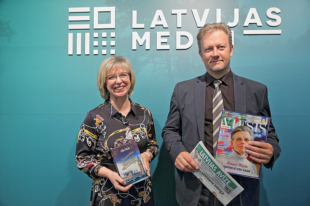 AS "Latvijas Mediji" valdes priekšsēdētājs Guntars Kļavinskis un "Latvijas Grāmatas" un "Globusa A" uzņēmumu valdes locekle un "Latvijas Mediju" valdes locekle Evija Veide: "Bez konkurences grāmatu izdošanas un tirdzniecības tirgū pastāv arī visu lielo tirgus dalībnieku partnerība. Mūsu visu mērķis ir uzturēt un attīstīt drukātās produkcijas patēriņu un sabiedrības vēlmi lasīt."