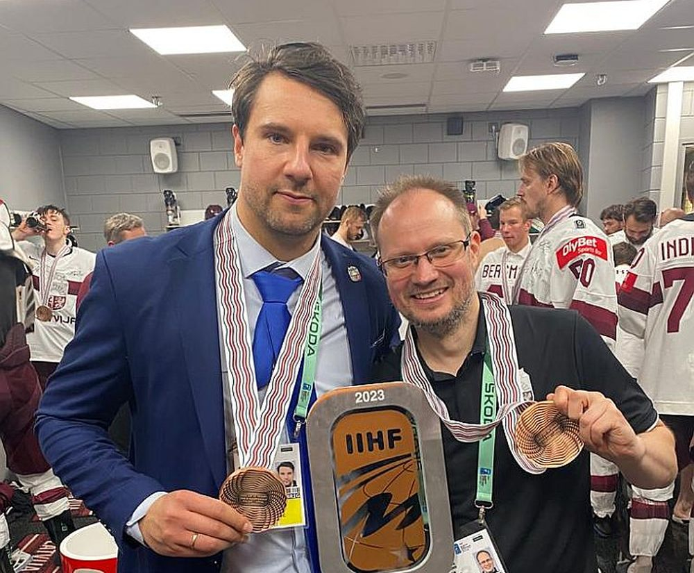 Pēteris Groms (no labās) kopā ar kolēģi Raimondu Vilkoitu ar bronzas medaļām un IIHF trešās vietas balvu. Groms un Vilkoits plecu pie pleca sēdēja ikvienā no desmit Latvijas izlases spēlēm šajā pasaules čempionātā.