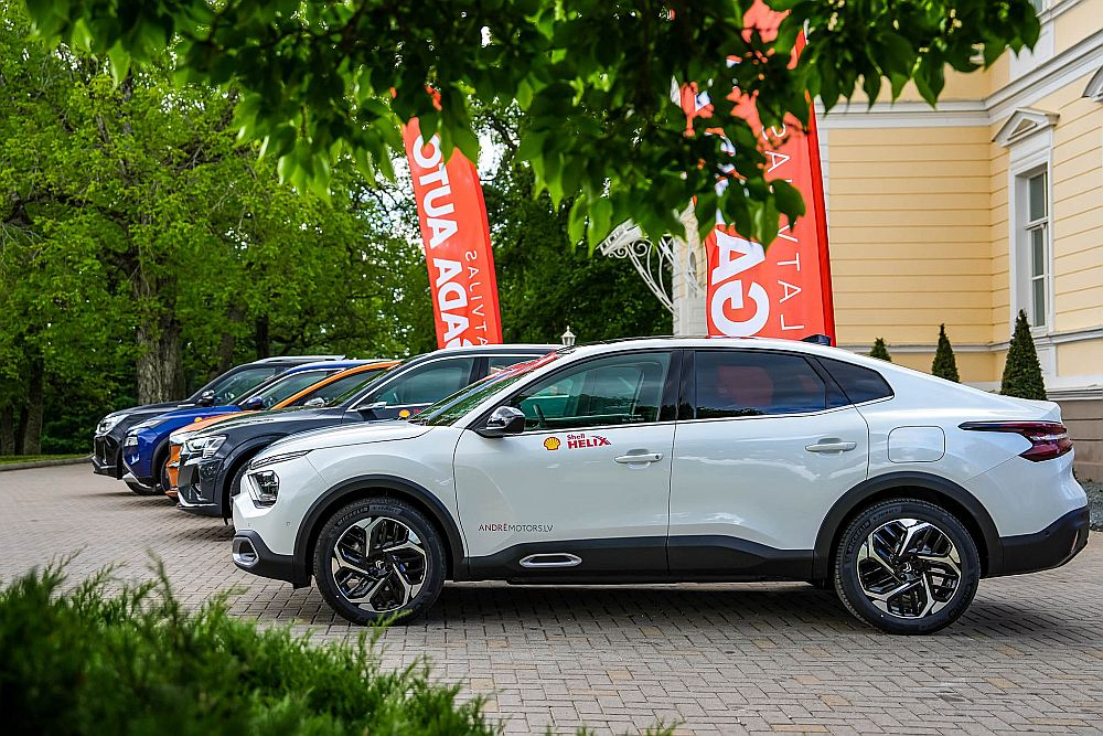 "Citroen C4x" konkursā "Latvijas Gada auto 2024" pirmo pieteikto pretendentu parādes priekšplānā.