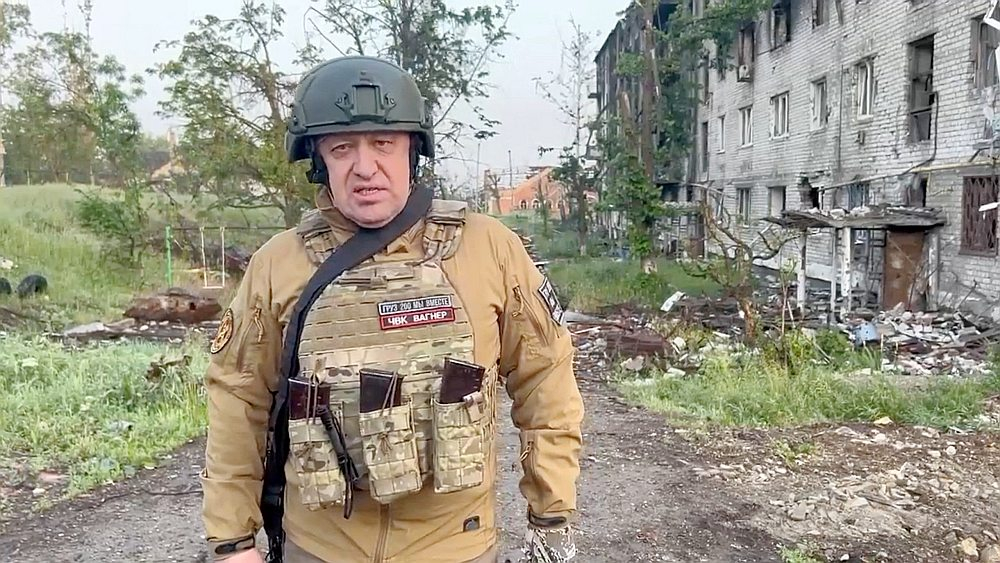 Krievijas algotņu grupējuma "Vagner" līderis Jevgeņijs Prigožins Ukrainas austrumu pilsētā Bahmutā. Kaujās par Bahmutu Krievijas spēkos galveno lomu spēlēja šī grupējuma algotņi.