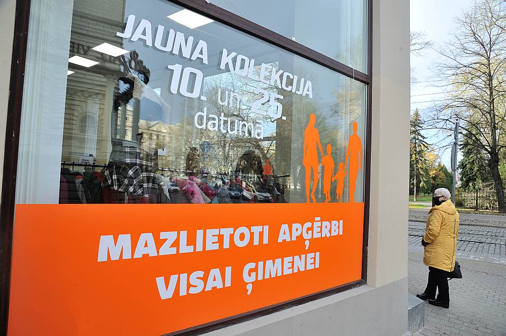 Aizvien vairāk iedzīvotāju jaunu apģērbu pērk retāk. "Orklas" veiktais pētījums – Ilgtspējīgas dzīves barometrs – liecina, ka 2019. gadā 44% iedzīvotāju bija mainījuši savus iepirkšanās paradumus, samazinot jaunu drēbju iegādi, bet 2022. gadā šādu atbildi snieguši jau 49% aptaujāto.