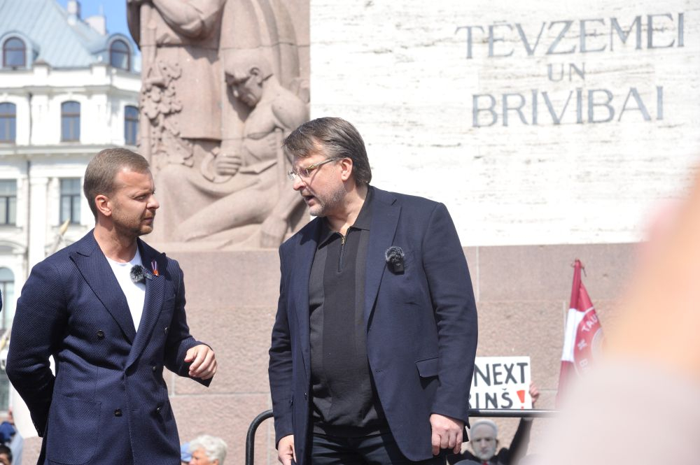 14. Saeimas deputāts Aleksejs Rosļikovs (Politiskā partija "Stabilitātei!"), Ainārs Šlesers (Frakcija Latvija pirmajā vietā). Opozīcijas partiju protesta akcija pret valdības īstenoto politiku. 