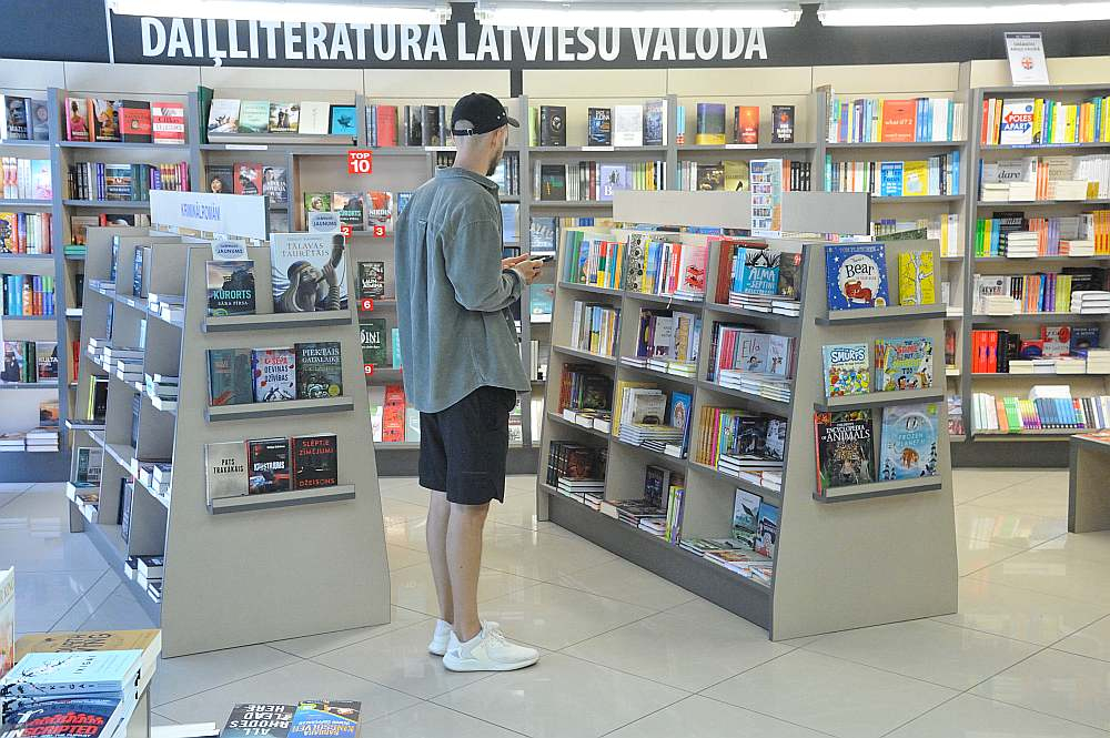 AS "Latvijas Mediji" grāmatu veikals Grāmatnīca Globuss - "Globuss Rīga". Galleria Riga, Dzirnavu 67, 6. stāvs.