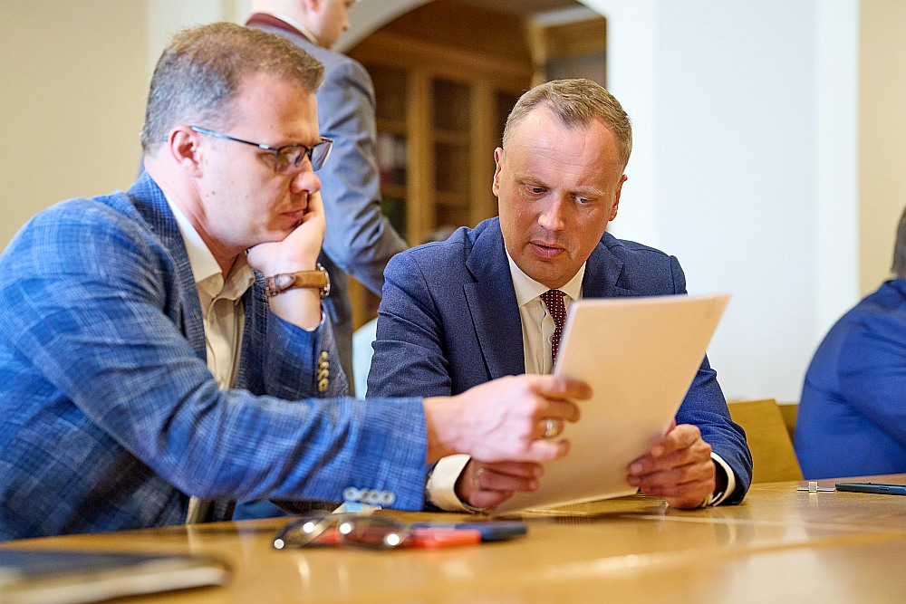 Nacionālās apvienības līderis Raivis Dzintars (no kreisās) un Latvijas Zaļās partijas priekšsēdis Edgars Tavars nav gatavi piekrist premjera idejai par koalīcijas paplašināšanu.