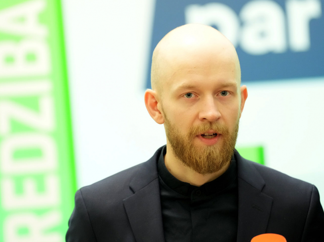 Partijas "Progresīvie" finanšu ministra amata kandidāts Andris Šuvajevs piedalās preses brīfingā pēc tikšanās ar "Jaunā vienotība" pārstāvjiem, kurā pārrunāja jaunās valdības prioritātes un darāmos darbus 14. Saeimā.