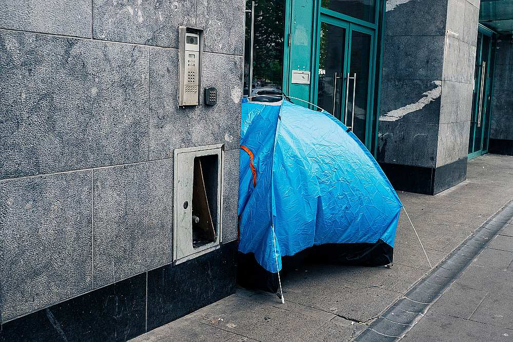 Bezpajumtnieka telts uz ielas Dublinas centrā.