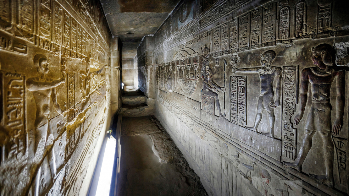 Vairākums mūsdienu Senās Ēģiptes pētnieku uzskata, ka aptuveni ap 3100. gadu pirms mūsu ēras Ēģipte apvienojusies zem faraonu varas, pēc kā drīz radās hieroglifiskā rakstība. 