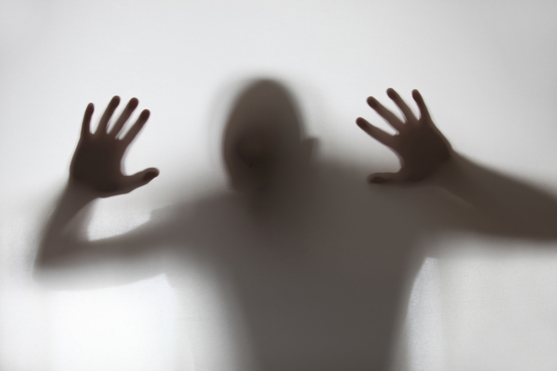 “Mana virszemes mīlestības dzīve bija pagalam. Neviena ar miesu un asinīm apveltīta sieviete nevarēja līdzināties Filipai mīlestībā un rūpēs. Neviena miesīgā sieviete nespēja mani saprast tā, kā jau biju pieradis. Kaut kādā ziņā biju zudis pasaulei, dzīvoju limbo valstībā...”
Džo Fišers, “Badīgie spoki”.