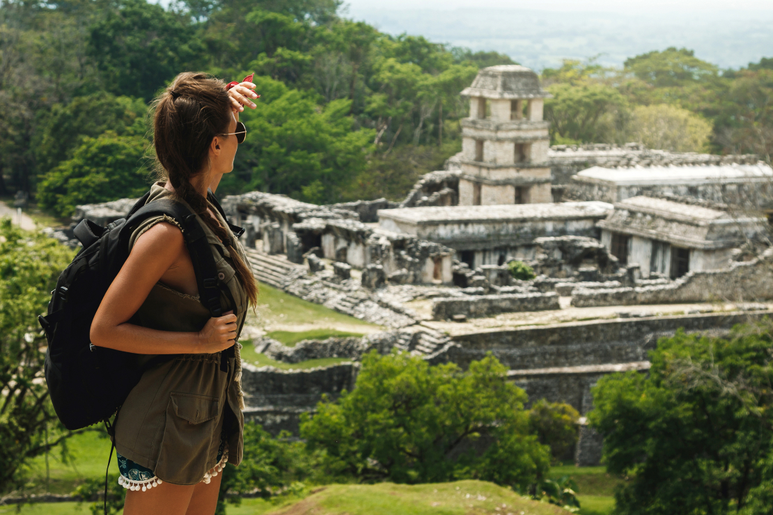 Daudzi tā dēvēto klasisko maiju uzbūvētie dievnami un pilis bija piramīdas formā un izgreznoti ar neticami detalizētiem reljefiem un rakstiem, un tieši šīs būves piešķīrušas maijiem Mezoamerikas diženo mākslinieku reputāciju.