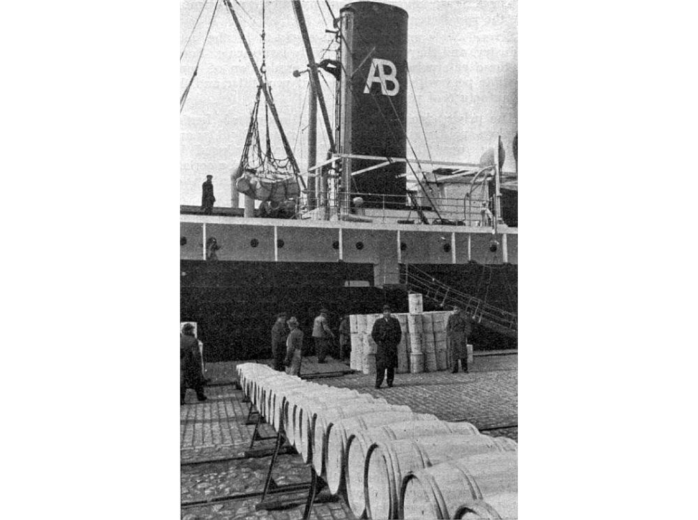 Latvijas eksportsviesta muciņas Rīgas ostā 30. gados.