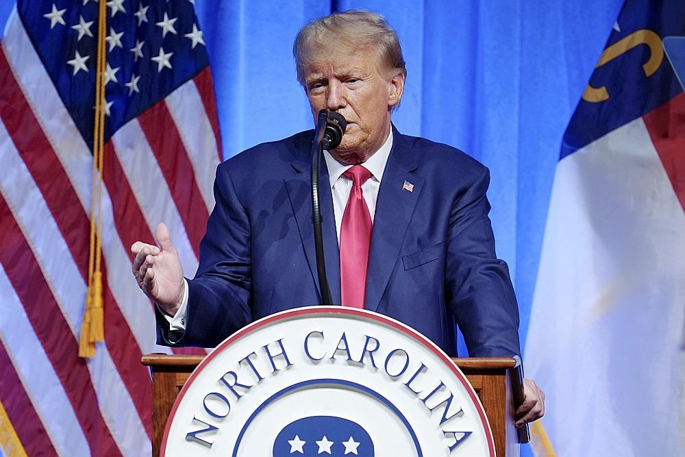 Bijušajam ASV prezidentam Donaldam Trampam izvirzīta apsūdzība par slepenu valdības dokumentu glabāšanu jau pēc pilnvaru beigām. Viņš savu vainu noliedzis un apsūdzību salīdzinājis ar "raganu medībām".