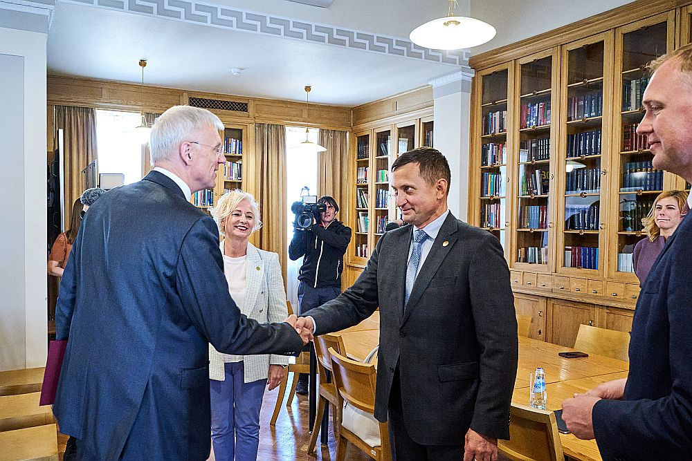 Krišjānis Kariņš (no kreisās) un Armands Krauze.