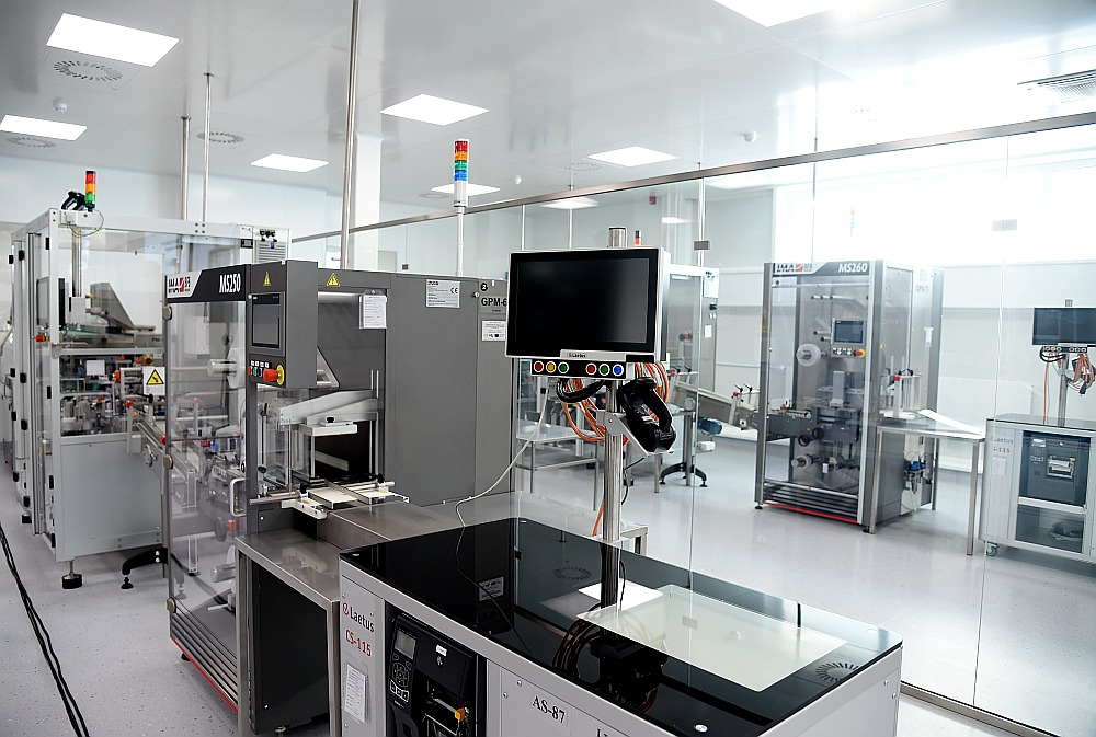 "Olainfarm" norāda, ka uzņēmuma mērķis ir turpmākajos piecos gados kļūt par vienu no desmit nozīmīgākajiem farmācijas uzņēmumiem Eiropā, būtiski palielinot piedāvājamo produktu klāstu un to ražošanas apmērus. Attēlā – modernizētās "Olainfarm" ražotnes telpas.