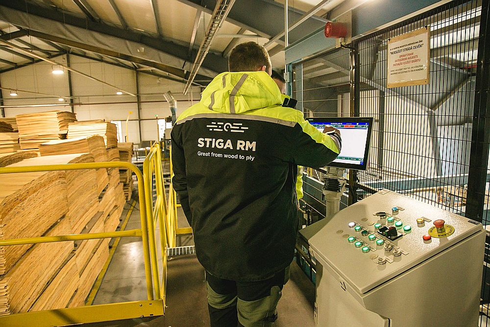 Kopumā divu gadu laikā "Stiga RM" bērza saplākšņa ražotnes Kuldīgā modernizācijā plāno investēt 22,4 miljonus eiro.