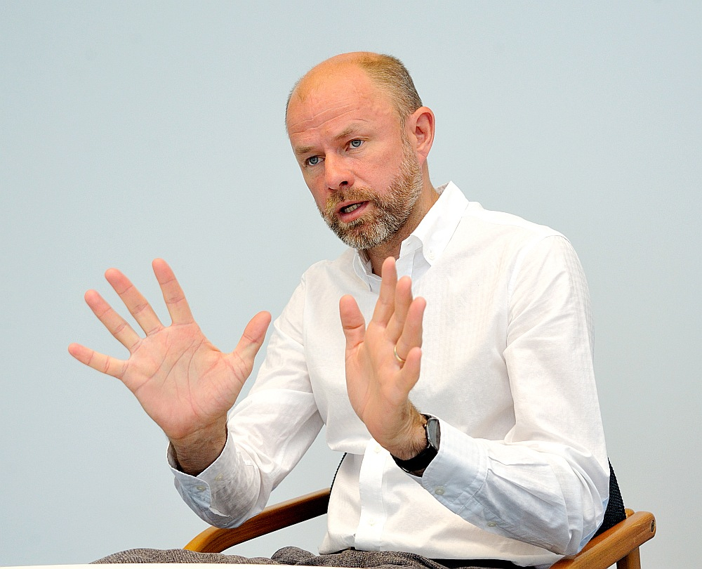 Kritiski svarīgu izejmateriālu ražotāju asociācijas izpilddirektors Mārtiņš Berķis-Bergs: "Neviens neies riskēt ar desmitiem miljonu investīciju, pārkāpjot tās vai citas vides aizsardzības prasības. Diemžēl dažādas aktīvistu grupas negrib tam ticēt."