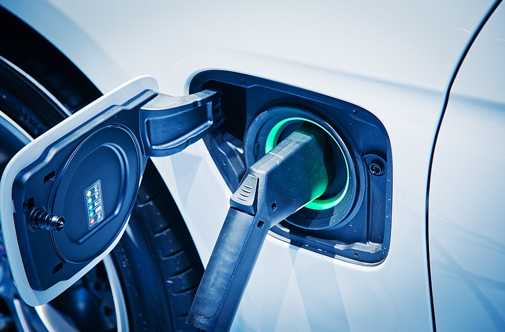 Ar lielākiem nobraukumiem pat dārgu elektroauto uzlāde ir tikai par dažiem desmitiem eiro mēnesī lētāka nekā dīzeļdegvielas uzpilde.
