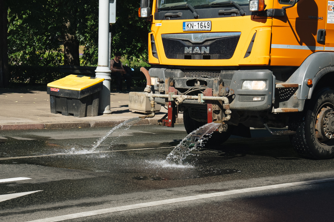 Putekļu mazināšanas nolūkos Rīgā turpinās ielu laistīšana.