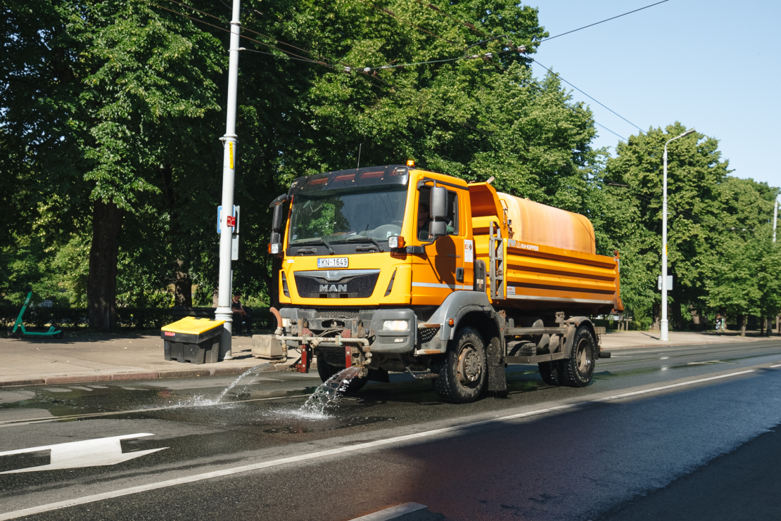 Putekļu mazināšanas nolūkos Rīgā turpinās ielu laistīšana.