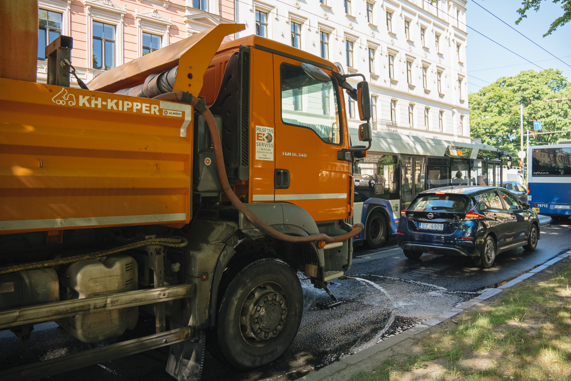 Putekļu mazināšanas nolūkos Rīgā turpinās ielu laistīšana.