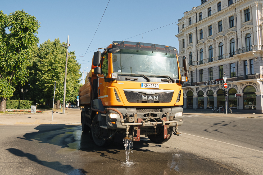 Putekļu mazināšanas nolūkos Rīgā turpinās ielu laistīšana.