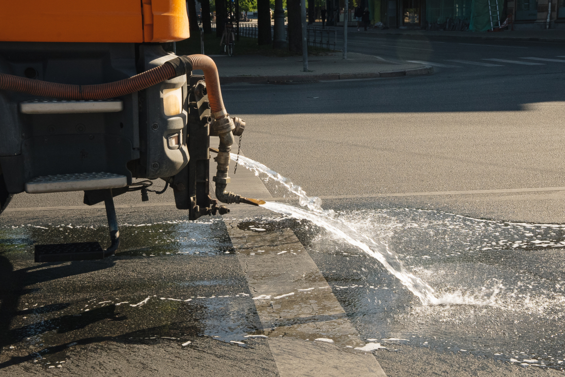Putekļu mazināšanas nolūkos Rīgā turpinās ielu laistīšana.