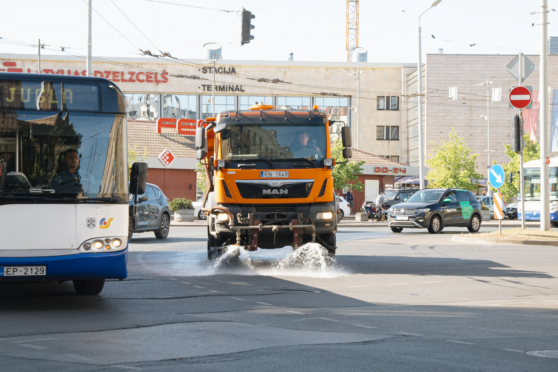 Putekļu mazināšanas nolūkos Rīgā turpinās ielu laistīšana.