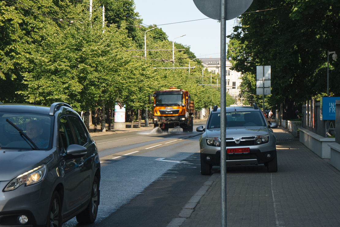 Putekļu mazināšanas nolūkos Rīgā turpinās ielu laistīšana.