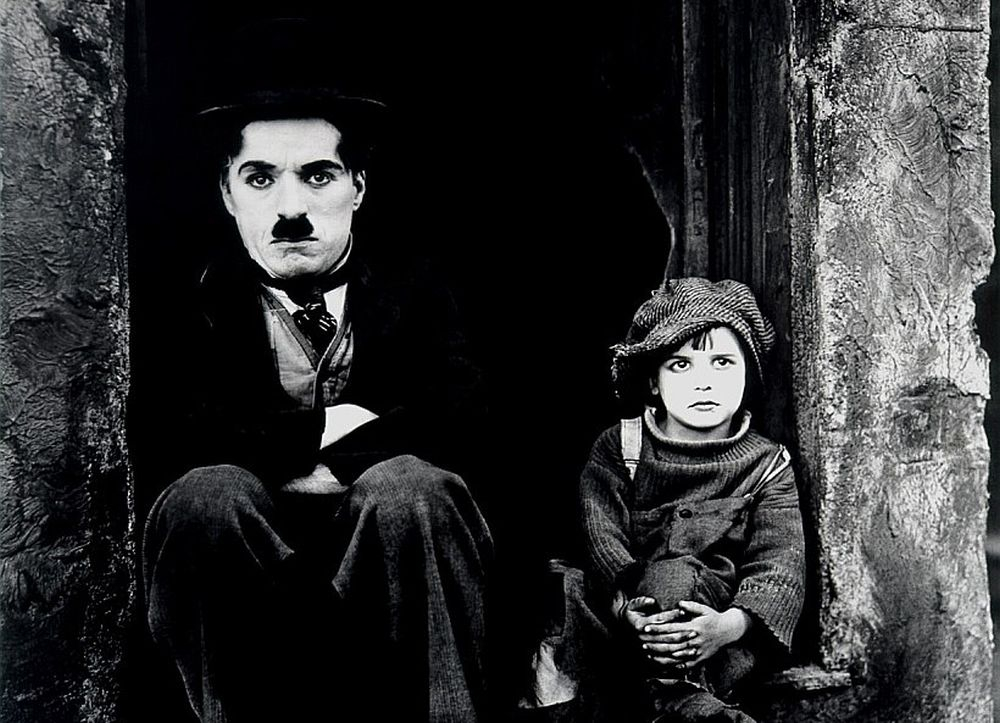 Kadrs no filmas "Mazulis", kurā Čārlijs Čaplins ekrāna laiku dala ar mazo Džekiju Kūganu.