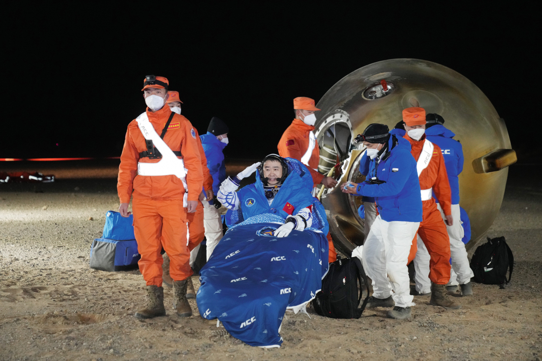 Ķīnas astronauta Čena Donga atgriešanās uz Zemes pēc lidojuma kosmosā ar “Shenzhou-14” raķeti.