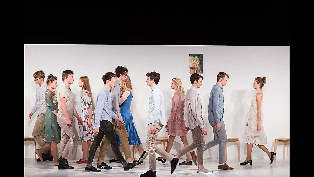 Jaunā Rīgas teātra 2018. gada iestudējumā "Kalpa zēna vasara. Sākums" Alvja Hermaņa režijā uz skatuves bija redzami gandrīz visi Latvijas Kultūras akadēmijas aktierkursā uzņemtie jaunieši.