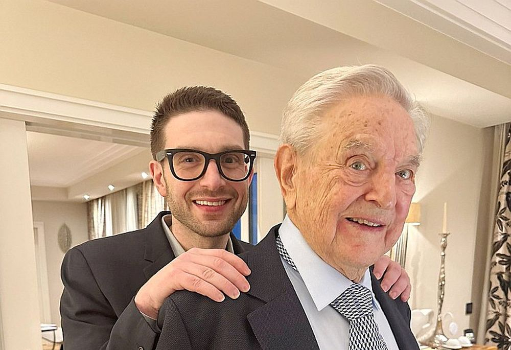 ASV miljardieris un filantrops Džordžs Soross ar savu dēlu Aleksandru jeb Aleksu.