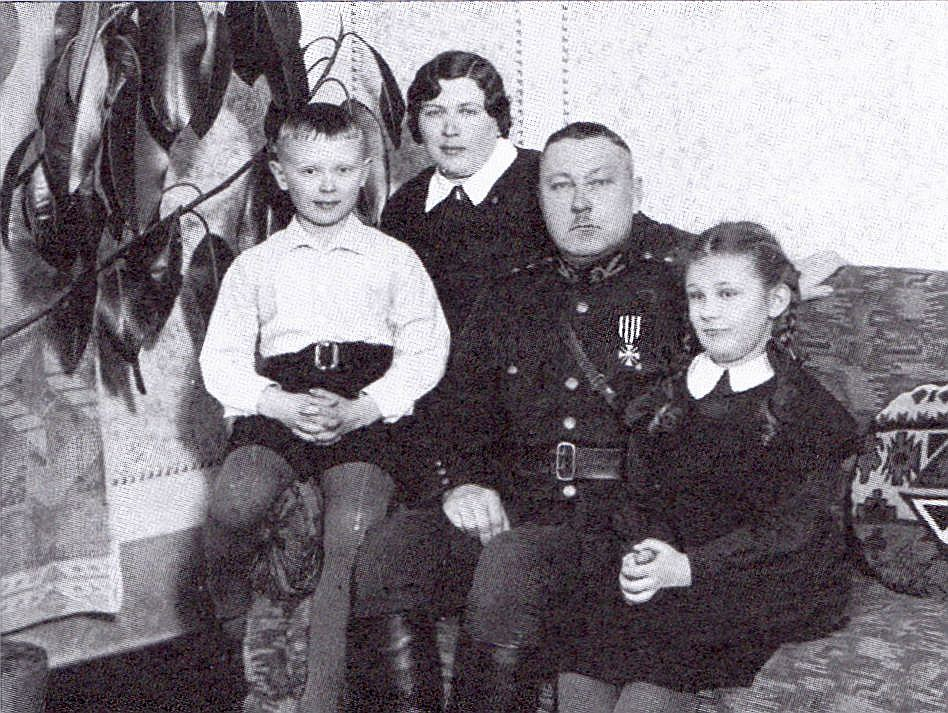 Abrenes apriņķa priekšnieks, Lāčplēša Kara ordeņa kavalieris Gustavs Mežulis (1891–1942) kopā ar sievu Kseniju, dēlu Zigurdu un meitu Irēnu. Ģimeni represēja. Arestēto G. Mežuli 1942. gada 23. jūnijā nošāva Astrahaņas soda nometnē.