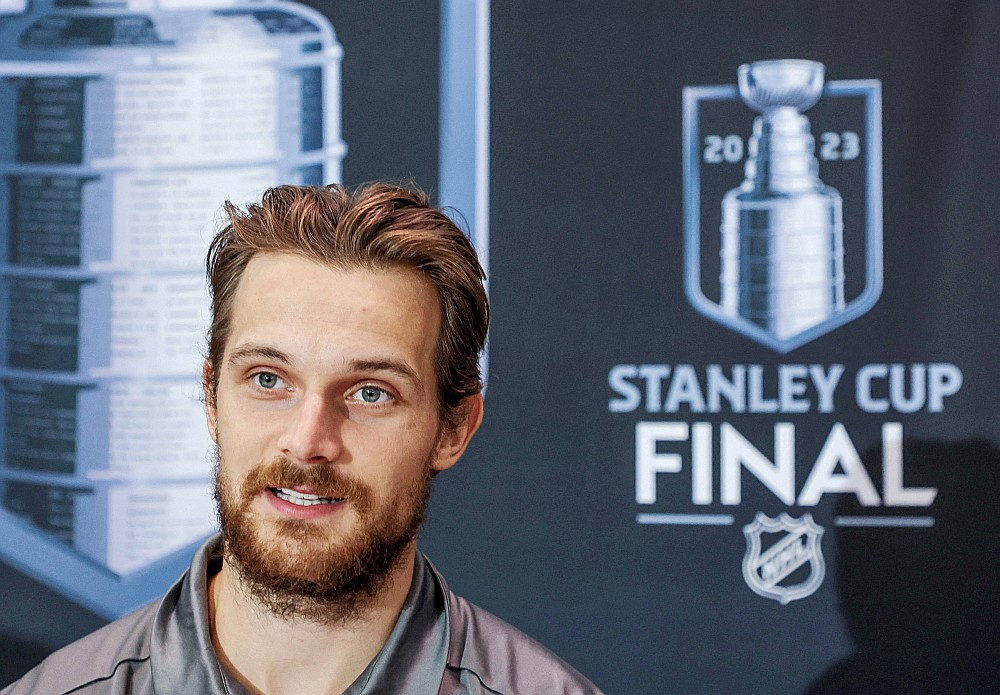 Teodors Bļugers ir vien otrais Latvijas hokejists, kurš izcīnījis hokeja prestižāko balvu – Stenlija kausu.