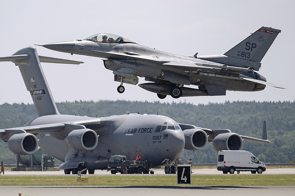 Vācijā sākušās NATO vēsturē lielākās gaisa spēku mācības "Air Defender 23", kurās piedalās 10 000 karavīru un 250 lidmašīnas no 25 valstīm. Mācību rīkotāji uzsvēruši to aizsardzības ievirzi un pauduši cerību, ka "Air Defender 23" norise lielus traucējumus civilajai gaisa satiksmei neradīs.