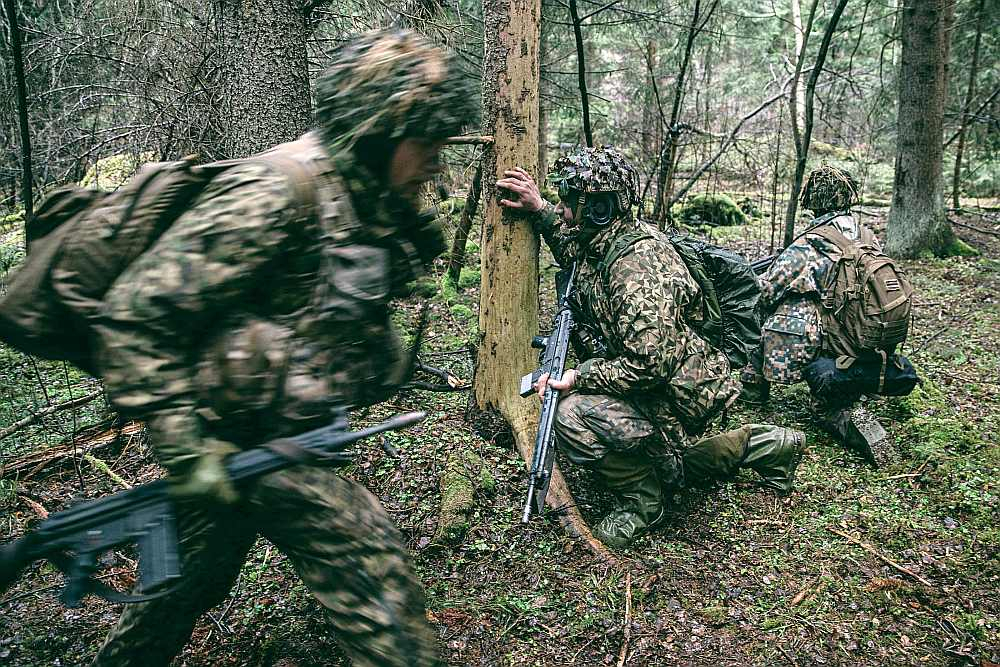 Plāni par Eiropas armiju vēl ir nākotnes miglā tīti. Kad dalībvalstīm tāda būs, neviens nevar pateikt. Tomēr viens ir skaidrs – tā nekonkurēs ar NATO un arī nedublēs NATO funkcijas. Attēlā – NATO mācības Latvijā.